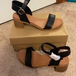 NEW Francesca’s Black Chunky Heel Sandals Size 8